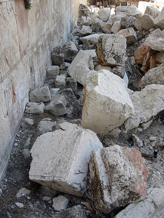 Photo from https://en.wikipedia.org/wiki/Tisha_B%27Av#/media/File:NinthAvStonesWesternWall.JPG