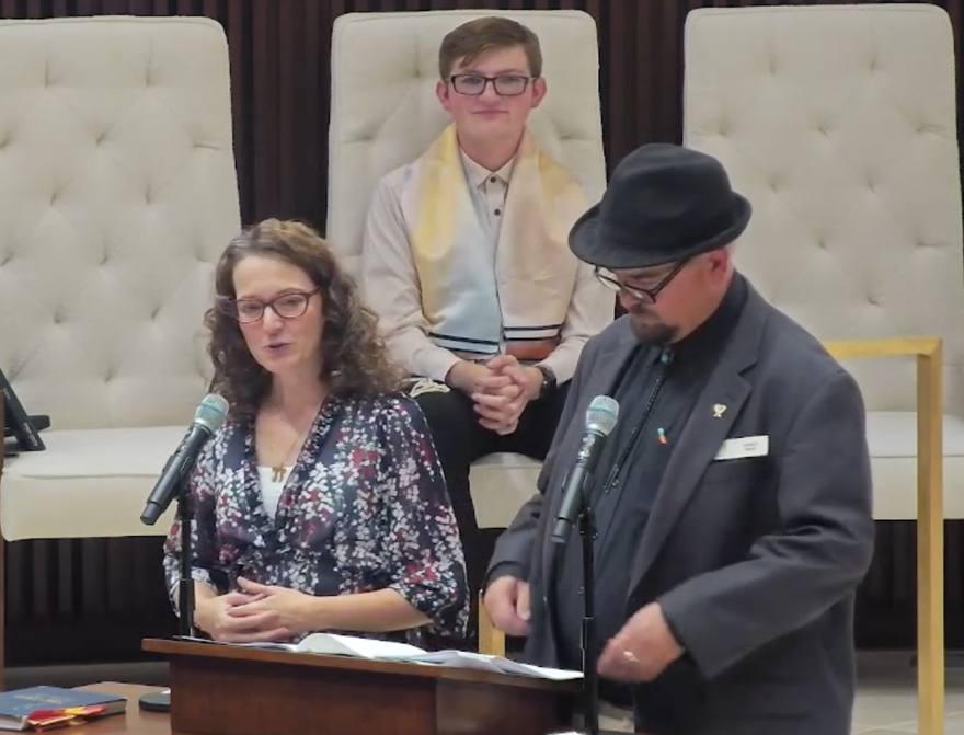 James co-leading a Shabbat service at Temple B'nai Israel, Oklahoma City.